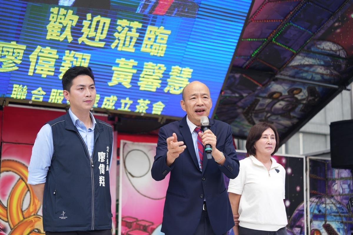 高人氣的韓國瑜出席廖偉翔、黃馨慧聯合服務處成立茶會 圖：廖偉翔服務處／提供
