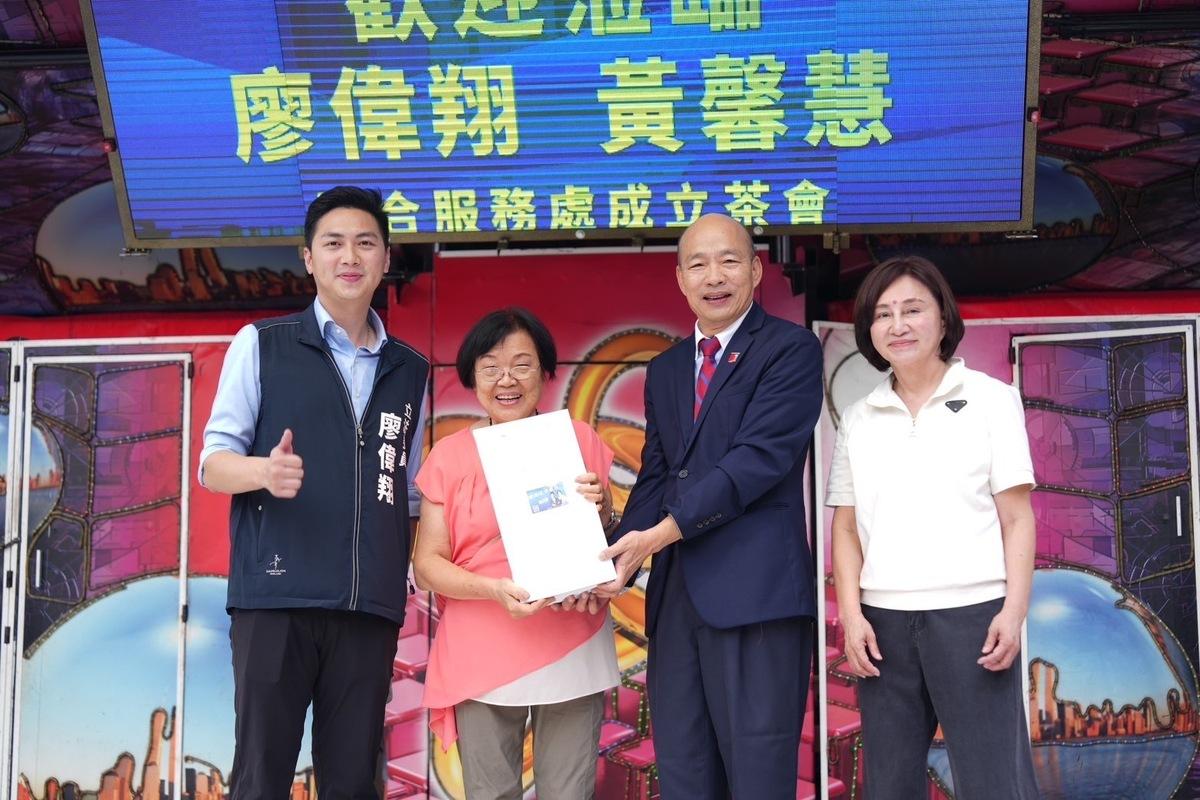 韓國瑜親自頒發立法院紀念酒給中獎民眾。 圖：廖偉翔服務處／提供