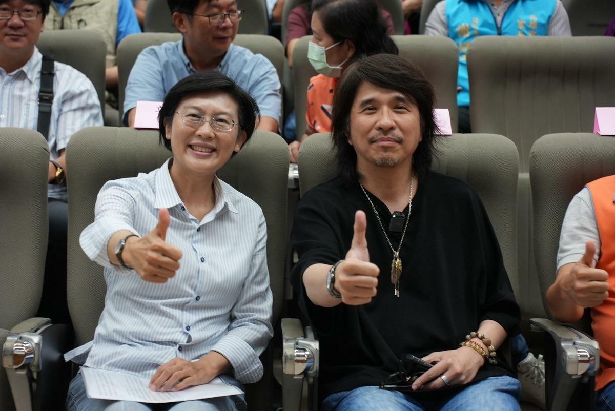 林岱樺(左)邀葉丙成主講「AI時代下的教育新思維」。 圖：林岱樺服務處提供