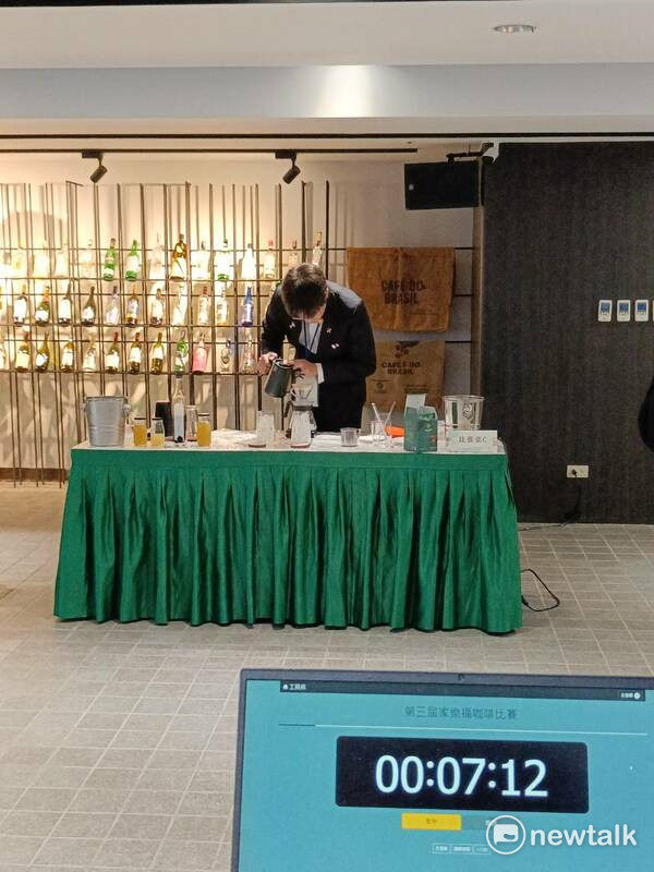 每位選手要在12分鐘製作出創意咖啡調飲，過程相當刺激。 圖：唐復年／攝
