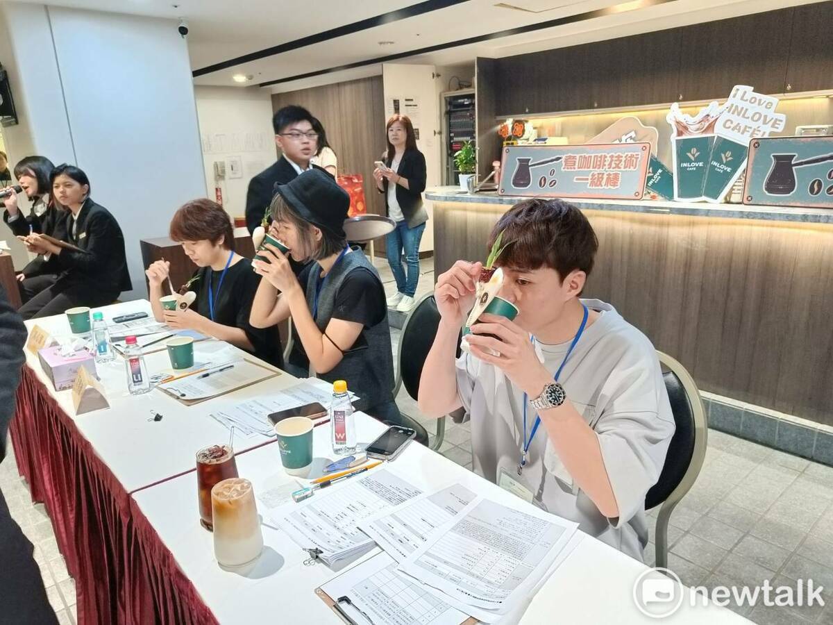 評審品嘗選手作品，即刻就要評分。 圖：唐復年／攝