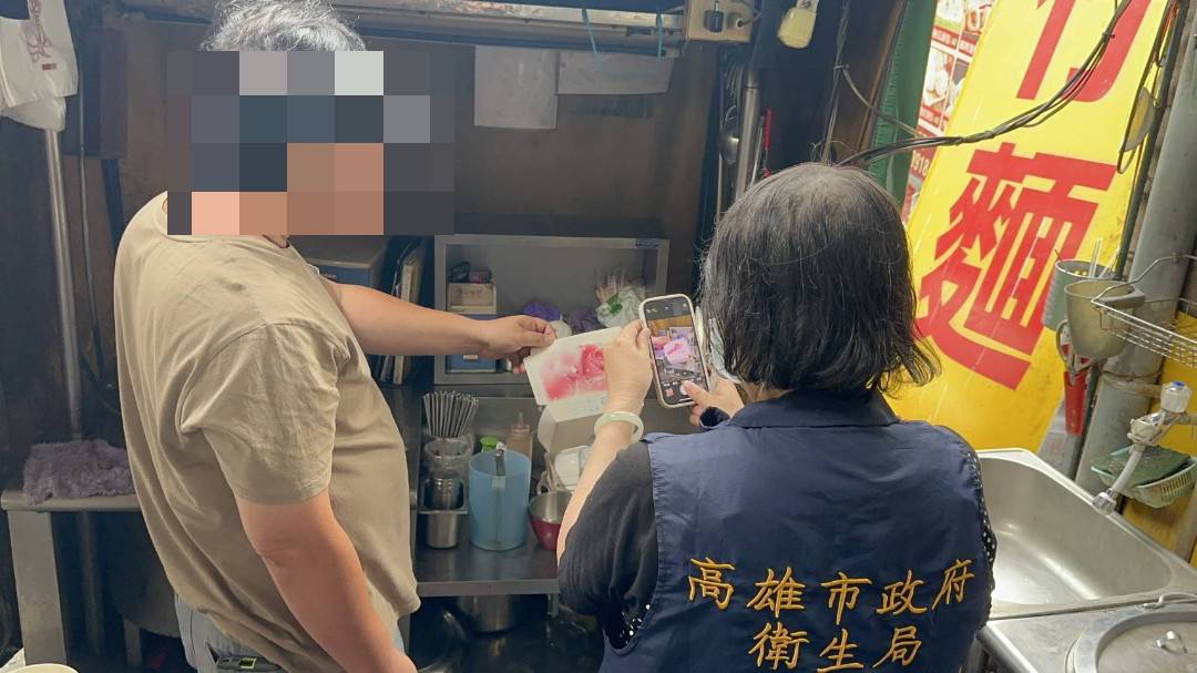 衛生局接獲反映後立即派員到店家查察。 圖：高雄市衛生局提供