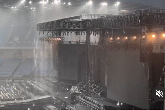 日本天團ONE OK ROCK演唱會舞台出現瀑布奇觀。 圖：孫家銘翻攝