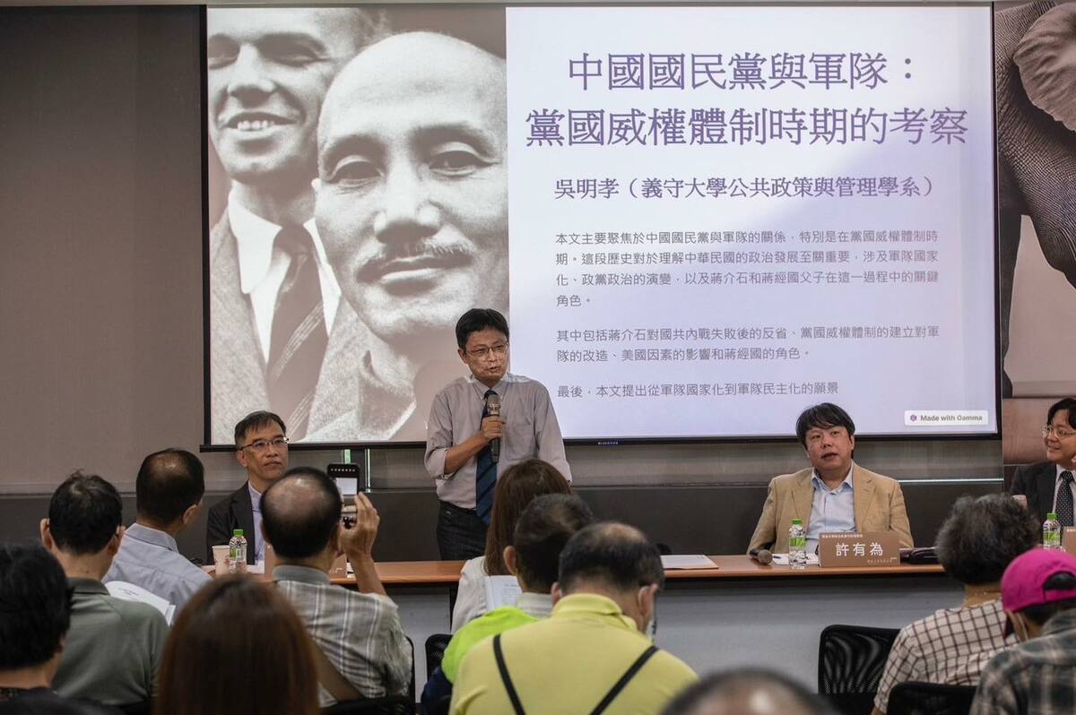 義守大學公共政策與管理學系助理教授吳明孝（站立者）。 圖：新台灣和平制憲基金會提供