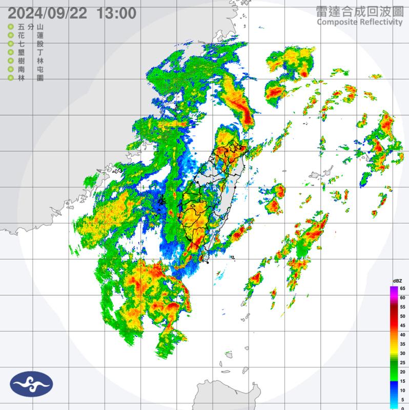 氣象局今（22）日下午一時的衛星雷達圖，可看出雲層及雨量分佈。 圖：翻攝自 氣象局
