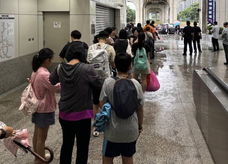 高捷R17至R21間列車停擺，民眾大排長龍等接駁車。 圖：翻攝白喬茵臉書