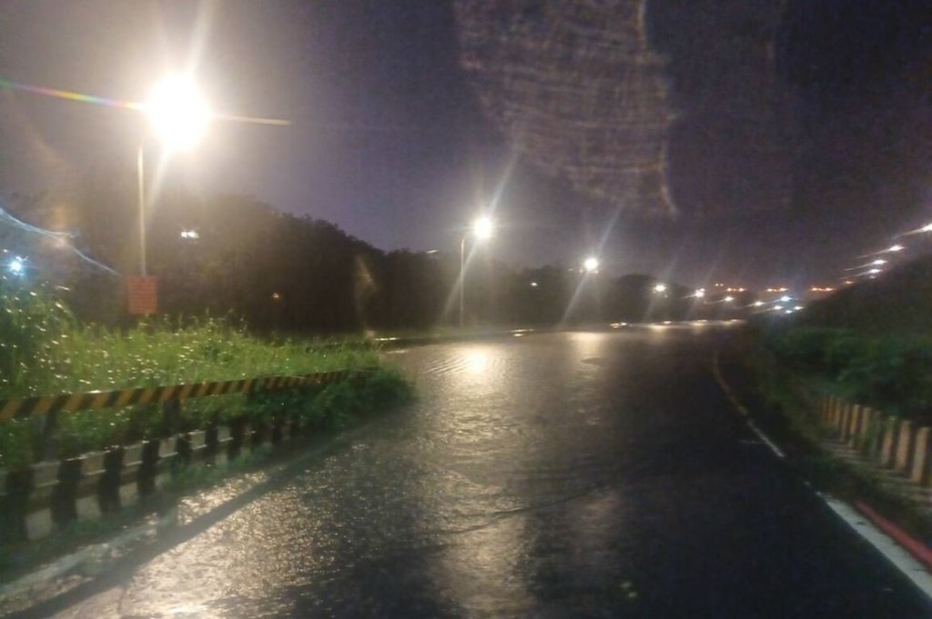 新北市政府高灘地工程管理處22日表示，因持續降雨，二重疏洪道積水範圍擴及疏洪十二路以北，也增加封閉越堤道到7處，呼籲民眾改道。 圖:高灘處提供