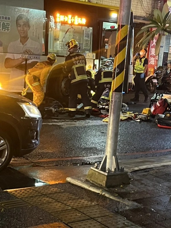 台中市中區中山路昨（22）日晚間九時多發生車禍，一輛305號公車行經綠川東街左轉中山路時，撞上2名東海大學女大生，釀成一死一傷悲劇。 圖：交通安全唬平安2.0臉書