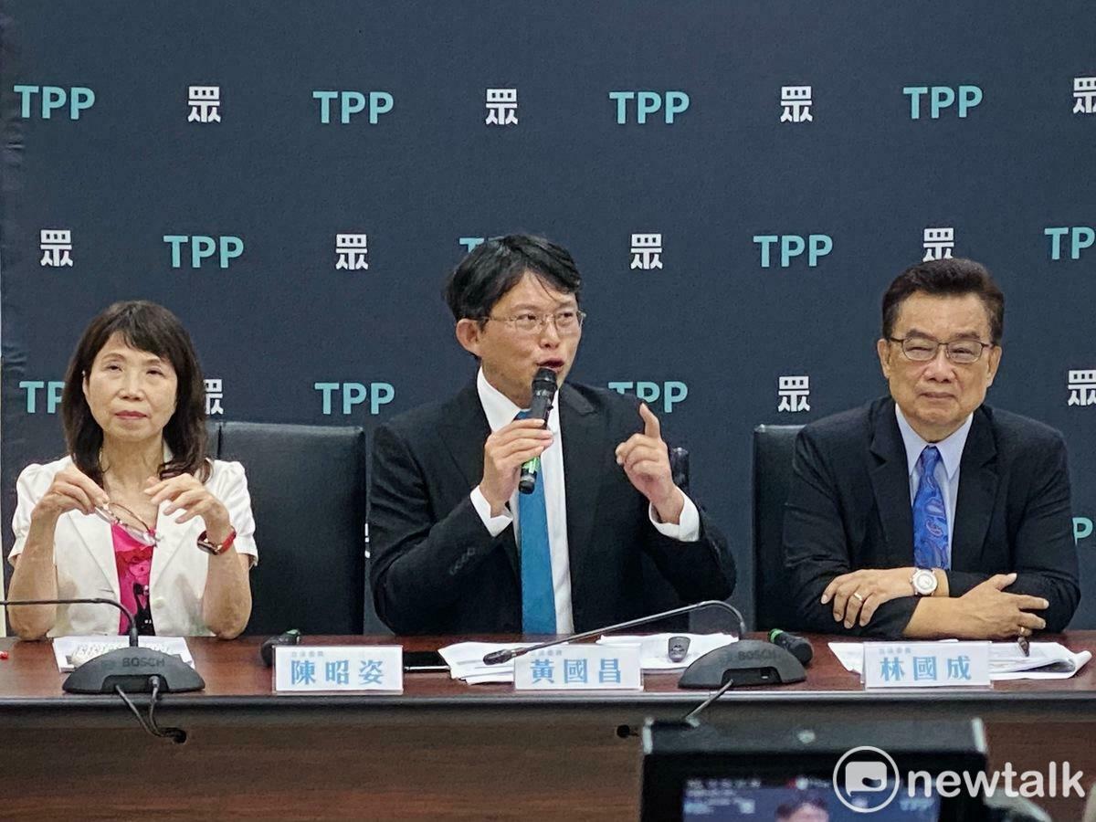 民眾黨團今召開「如何維持司法獨立、保障人權？準大法官，請回答」記者會，黨團黃國昌（中）、黨籍立委陳昭姿（左）、林國成（右）等人出席。 圖：周煊惠 / 攝