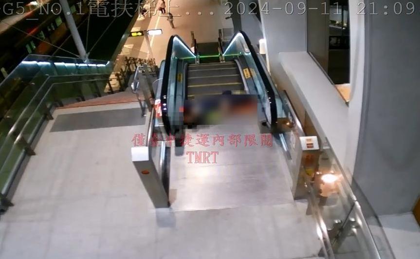 中捷副站長扶梯上昏倒，逾3分鐘才被發現，送醫不治。 圖：翻攝畫面