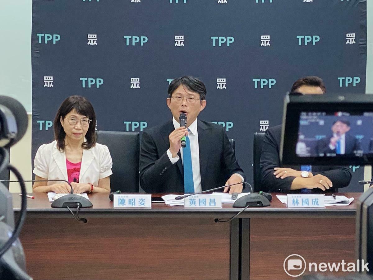 民眾黨團今召開「如何維持司法獨立、保障人權？準大法官，請回答」記者會，黨團總召黃國昌（右）、黨籍立委陳昭姿（左）等人出席。 圖：周煊惠 / 攝