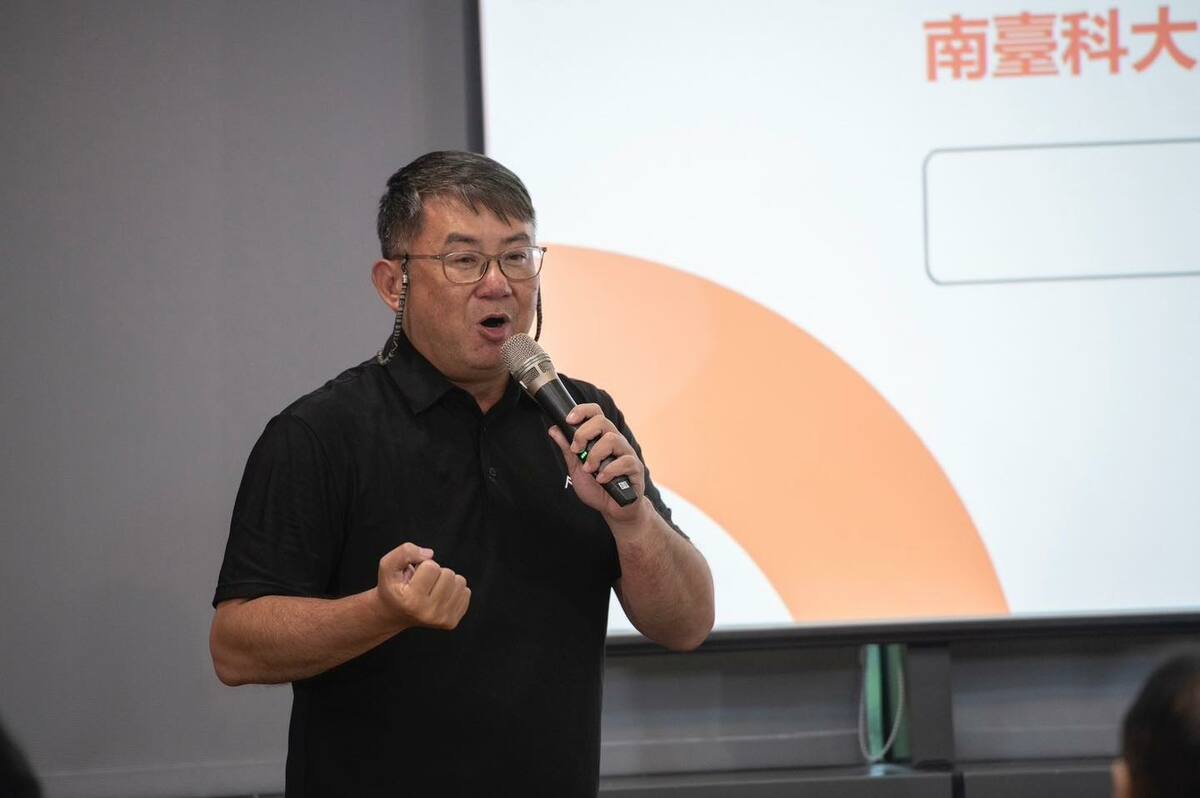 台南科大教授兼永社社長羅承宗擔任座談會「民進黨執政與正名運動」主持人。 圖：新台灣和平制憲基金會提供
