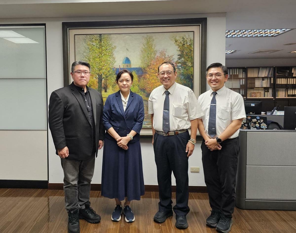 遠傳資訊暨數位轉型科技群執行副總經理胡德民（左一）與慈濟大學校長劉怡均（左二）、資深副校長戴昌賢（右二）、全球事務長郭又銘（右一）。 圖: 遠傳電信/提供