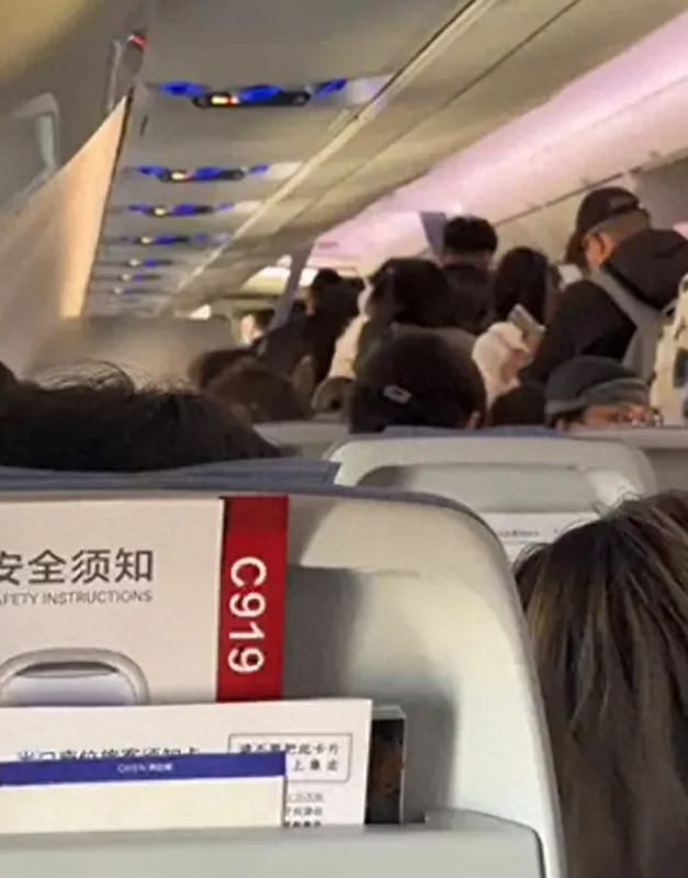 中國國際航空 CA1507 航班，原定使用 C919 大飛機執飛，因滑回排除故障而換乘空中巴士 A320。 圖：翻攝自大風新聞