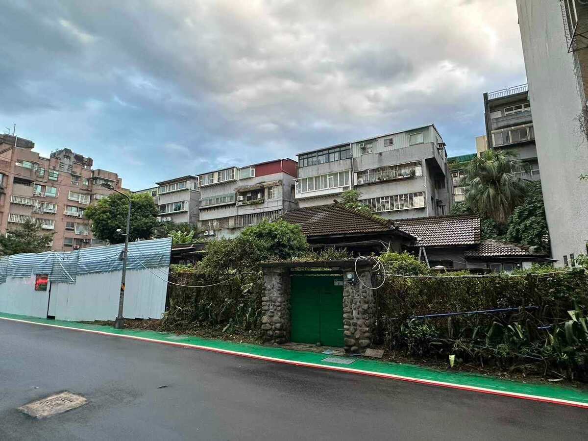 台大於9月18日拆除溫州街52巷日式宿舍建築群。 圖：台灣大學研究生學會臉書。