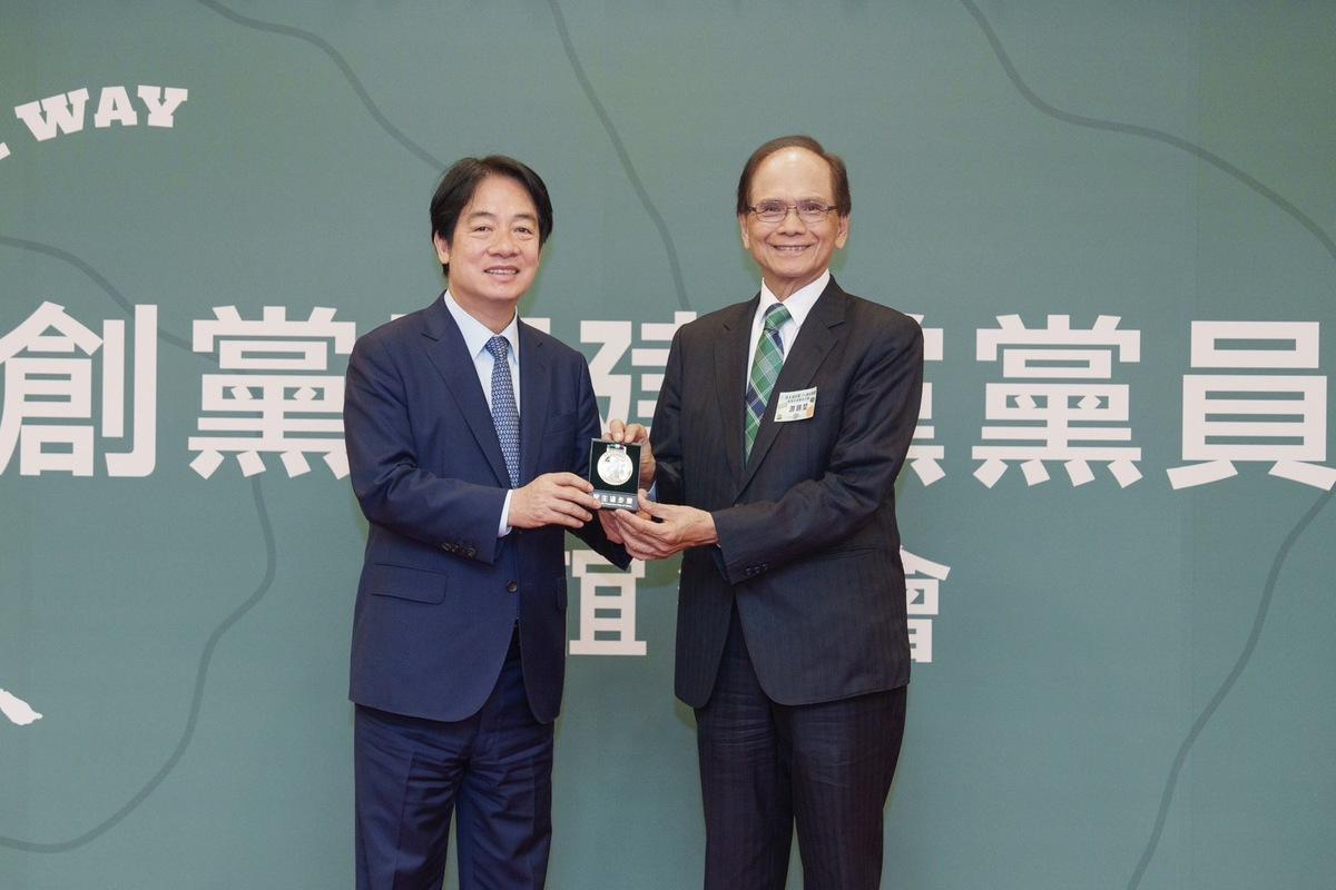 黨主席賴清德特別致贈創黨先進「民主金牌」，由創黨先進代表、民進黨圓山創黨召集人游錫堃代表領取。 圖：民進黨提供