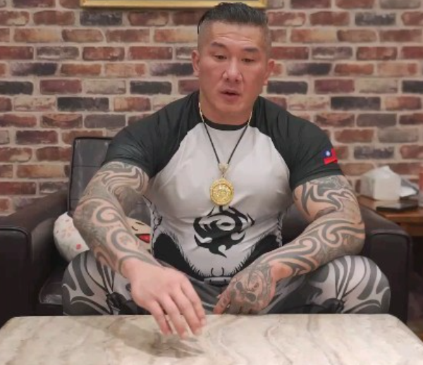 館長經營的成吉思汗健身房，今(23)日遭不明人士開車衝撞。 圖：翻攝自陳之漢IG