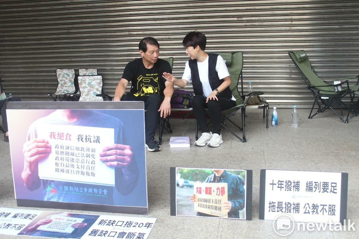 陳亭妃日前探視出身台南市的全國教師會理事長侯俊良，侯因為公教退撫年金撥補不足而絕食抗議。 圖：陳亭妃服務處提供