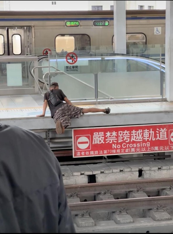有乘客走錯月台，而為搭乘對面月台的區間車，不顧列車即將進站，直接跨過軌道爬上對面月台，而在男子爬上月台後一分鐘普悠瑪列車就進站。 圖：翻攝自靠北台鐵臉書