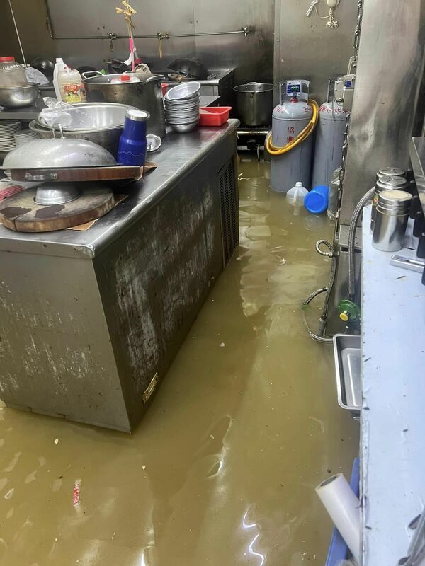 北台灣昨（22）日遭暴雨狂襲，造成多地傳出淹水災情，基隆多處民宅淹水，民眾叫苦連天。 圖：基隆人日常臉書專頁。