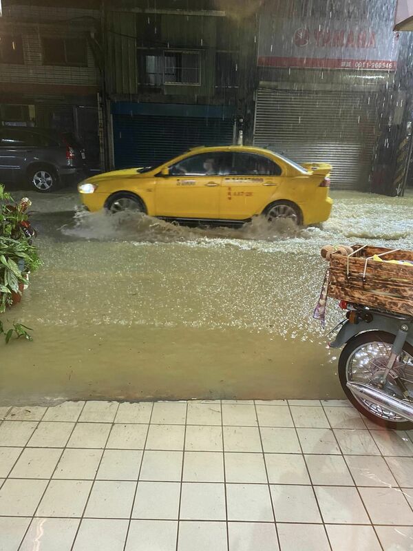 北台灣昨（22）日遭暴雨狂襲，造成多地傳出淹水災情，基隆多處民宅淹水，民眾叫苦連天。 圖：基隆人日常臉書專頁。