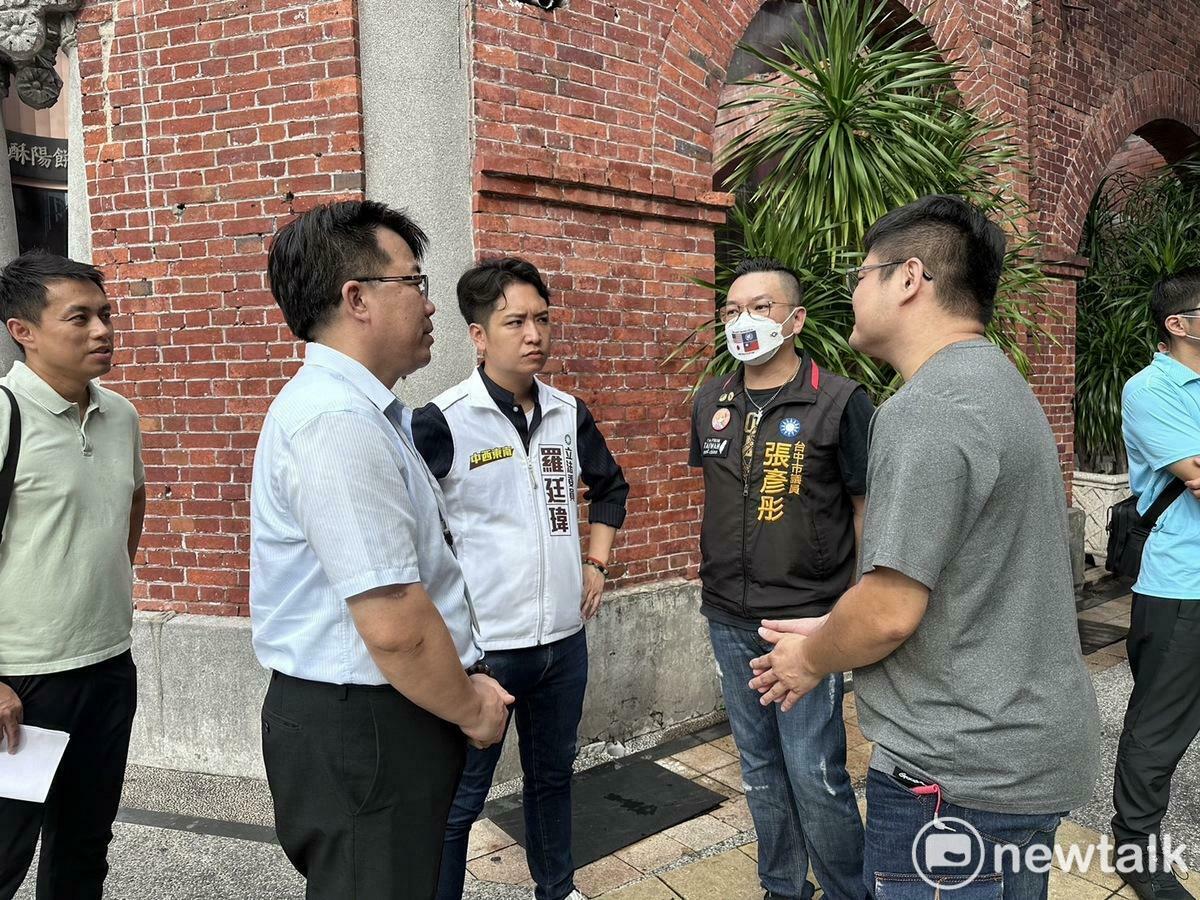 立委羅廷瑋、市議員張彥彤到車禍路口會勘，認為此處路燈照明明顯不足。  圖：唐復年/攝
