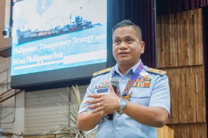 海岸警衛隊發言人杰伊·塔里拉（Jay Tarriela）強調“ 我們只是撤走了特雷莎 · 馬格巴努亞號，說我們這是投降是錯誤的 ” 。 圖片來源 : X @ Interaksyon
