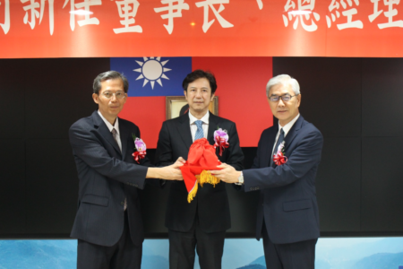 金管會公告，中央存款保險股份有限公司董事長一職由前金管會主委黃天牧(右)擔任，原董事長蘇財源(左)順勢退休。 圖：金管會提供
