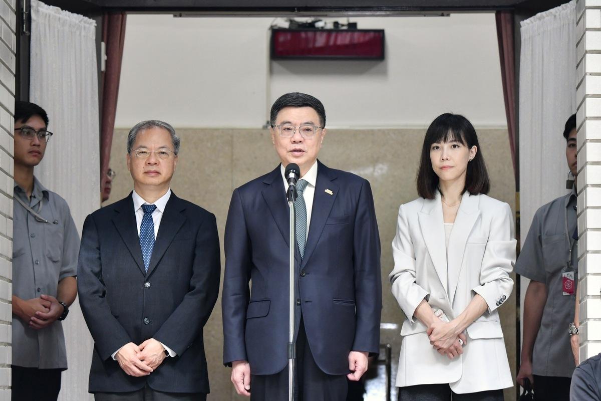 行政院長卓榮泰（中）今（24）早在立法院議場前受訪。 資料照片：行政院提供