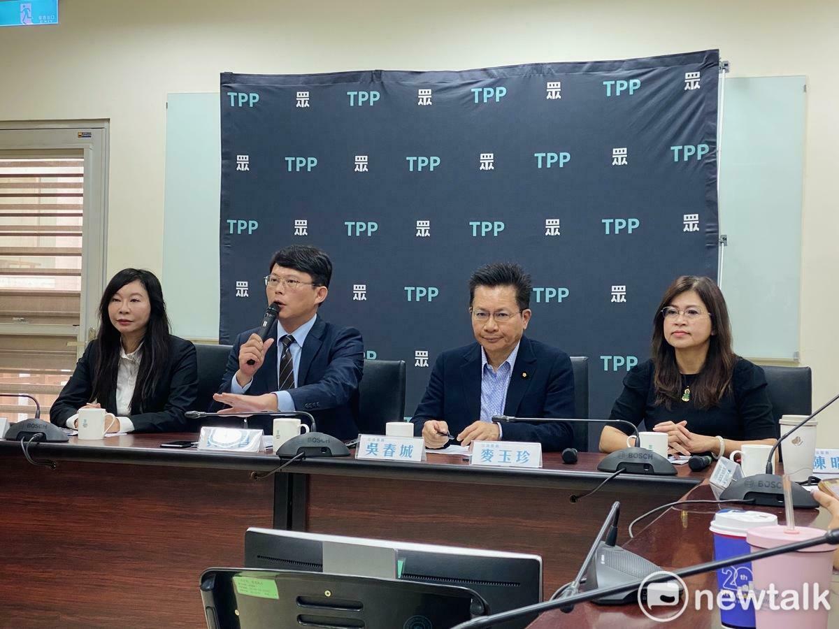 民眾黨團總召黃國昌（左2）、副總召吳春城（右2）、幹事長麥玉珍（右1）、立委林憶君（左1）。 圖：周煊惠 / 攝