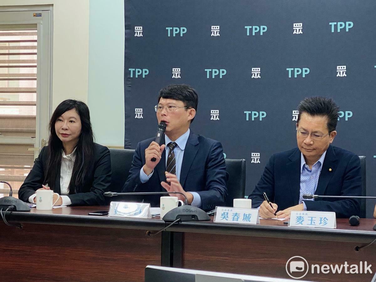 民眾黨團總召黃國昌（中）、副總召吳春城（右）、立委林憶君（左）。 圖：周煊惠 ／ 攝