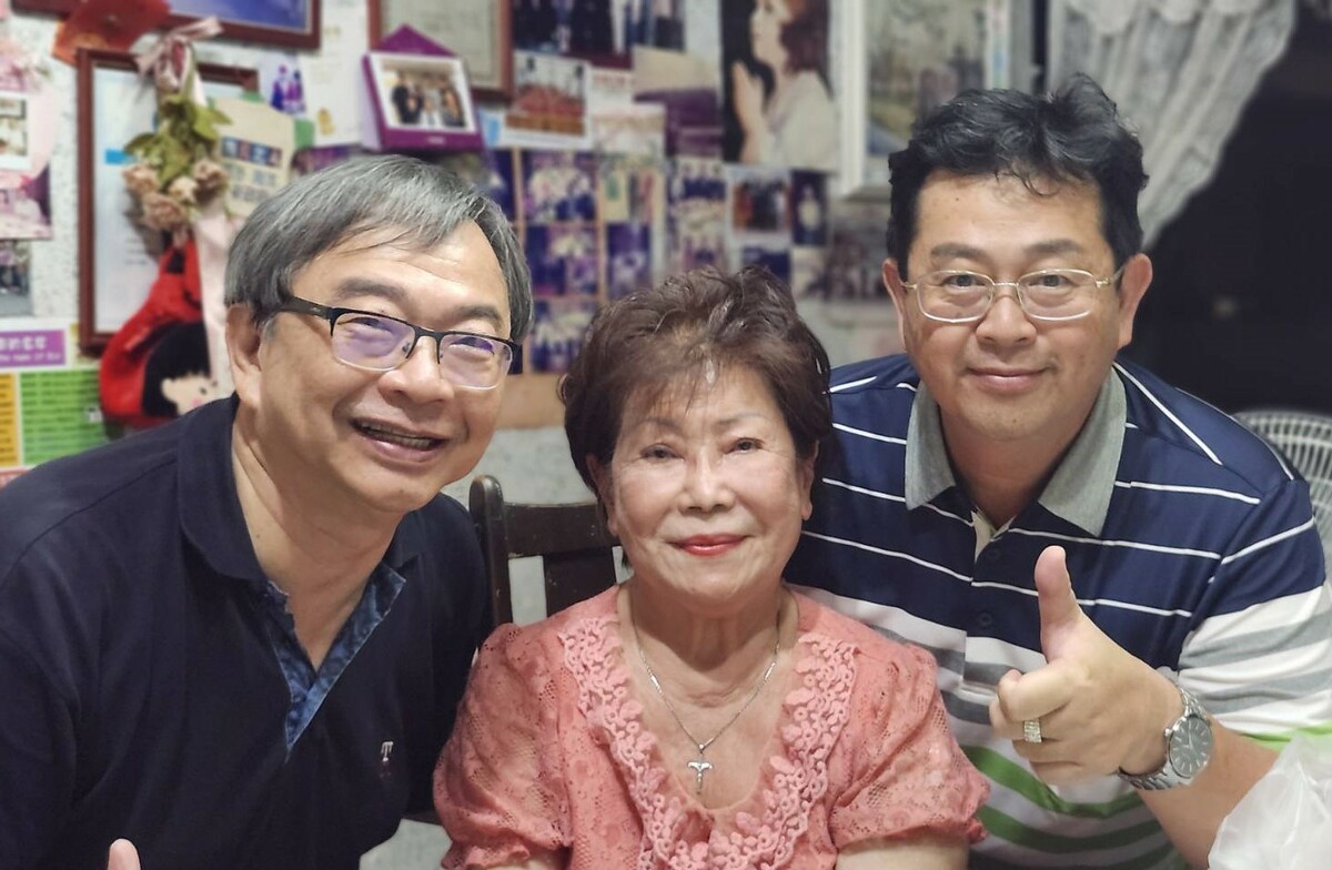 薛兆基(右)獲得張豐藤(左)及地方頭人王秀枝(中)的支持，團隊士氣大振。 圖：薛兆基/提供