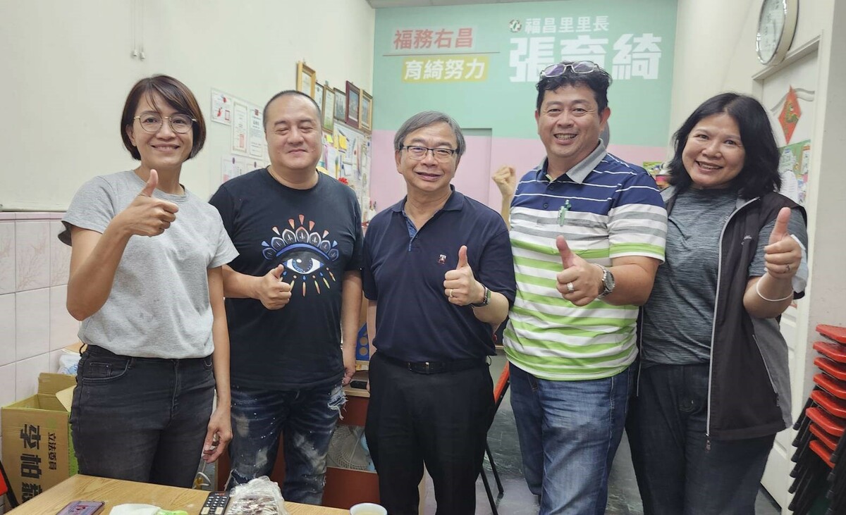 張豐藤(中)認定薛兆基(右二)是長期以來挑選的「適當接捧人選」。 圖：薛兆基/提供