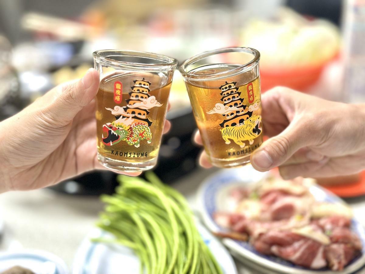 購買高雄好玩卡一日券贈送獨家限量龍虎塔紀念杯1組. 圖：高雄市觀光局提供