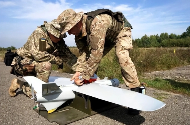 烏軍給無人機安裝炸藥。 圖 : 翻攝自軍事專家陳曦