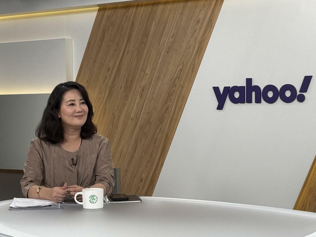 民進黨團幹事長吳思瑤今日接受YahooTV《齊有此理》主持人王時齊專訪。 圖：YahooTV 提供