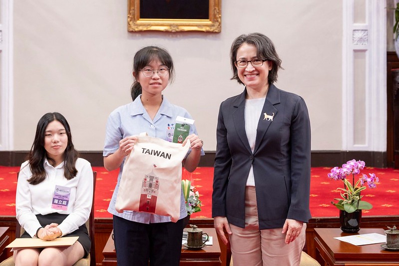 蕭美琴副總統今（24）日接見「2024 GiCS第4屆尋找資安女婕思獲獎團隊」。 圖：總統府提供