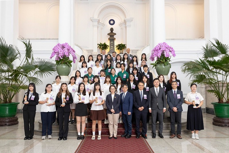 蕭美琴副總統今（24）日和「2024 GiCS第4屆尋找資安女婕思獲獎團隊」合影。 圖：總統府提供