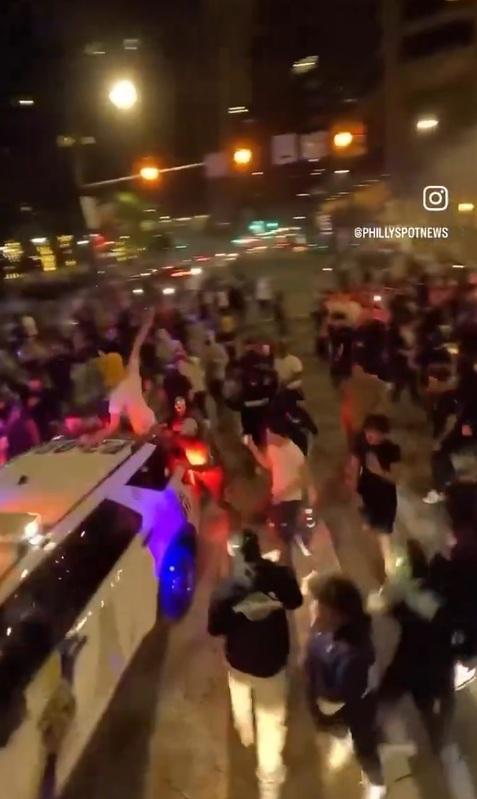 美國費城、芝加哥和明尼阿波利斯都發生暴亂。圖為費城抗議者。 圖：翻攝自 John Cremeans USA X 帳號