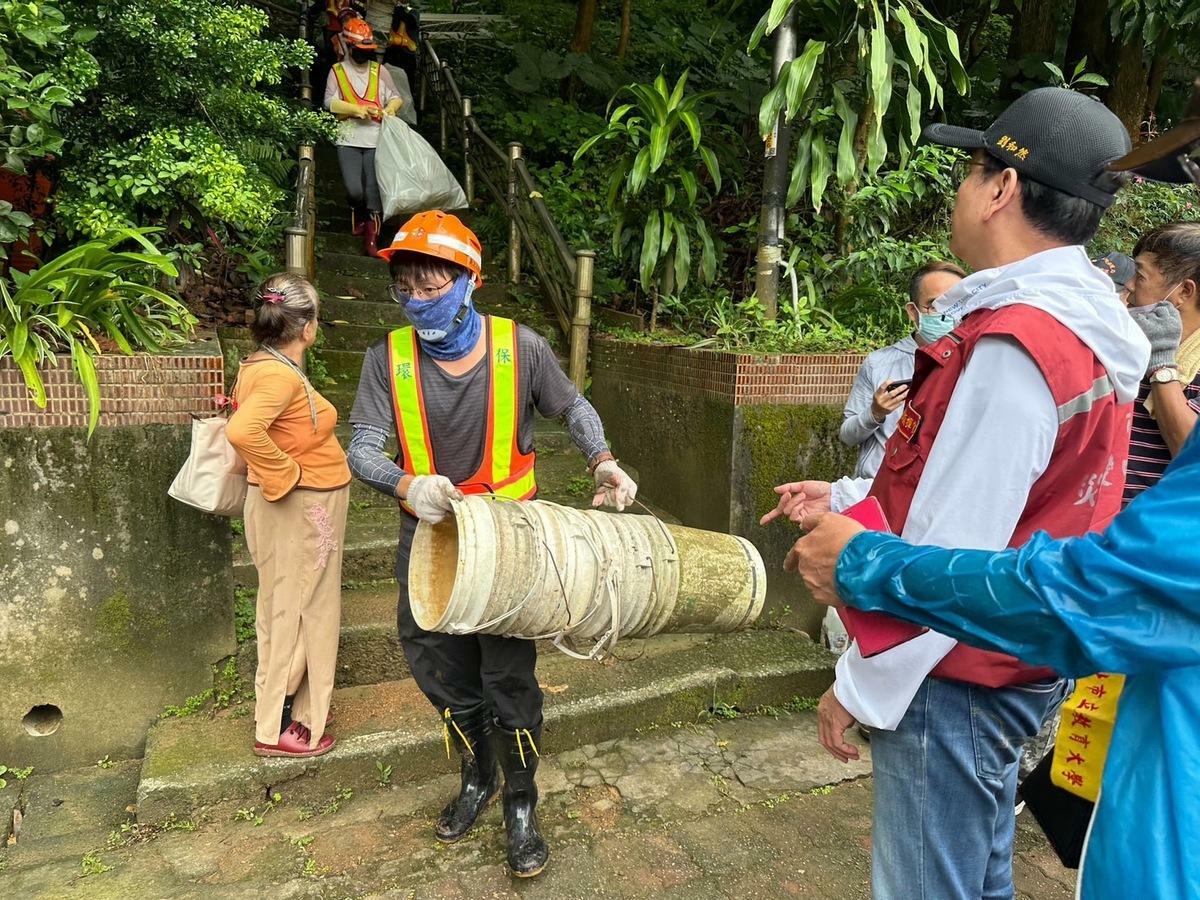 副市長劉和然親自帶隊，針對高風險區進行孳生源清除與容器減量。 圖：新北市衛生局/提供