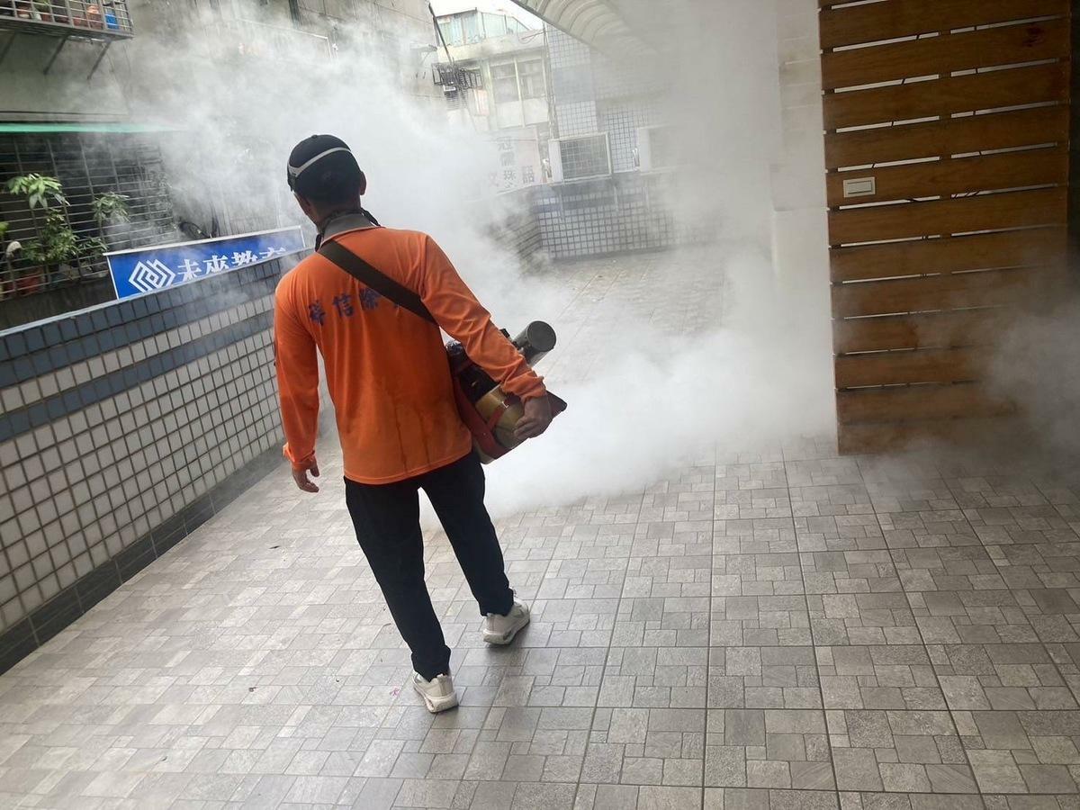 市府團隊針對管制區域進行長效藥物噴消及環境孳生源清除。 圖：新北市衛生局/提供