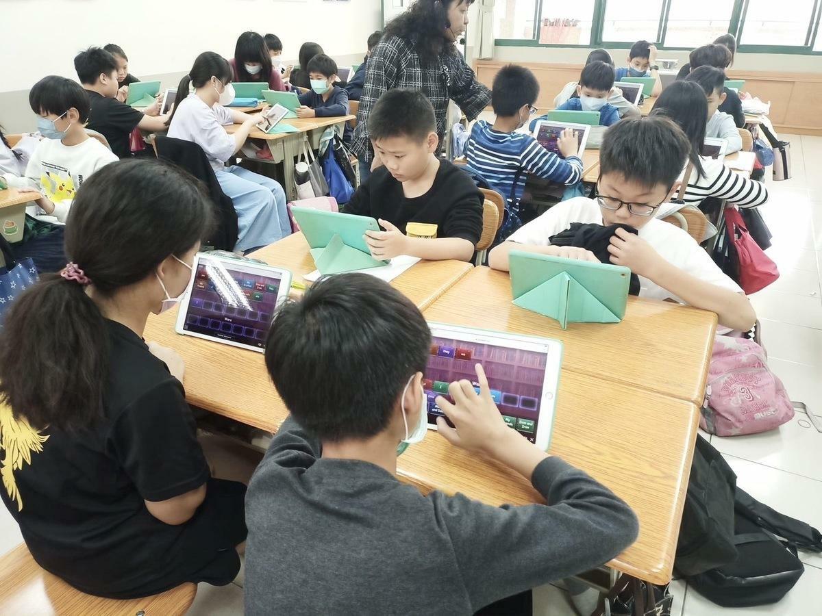 高雄小學生透過平板與日本學生分享到教育、文化風俗與美食。 圖：高雄市教育局提供