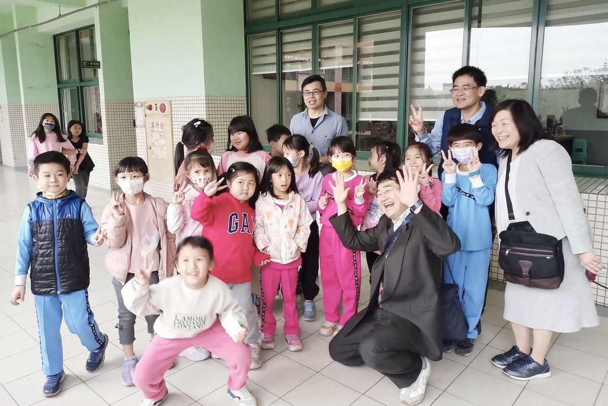 日本三重大學與正修科大教授共同參訪鳳陽國小後，促成與安濃小學線上交流。 圖：高雄市教育局提供