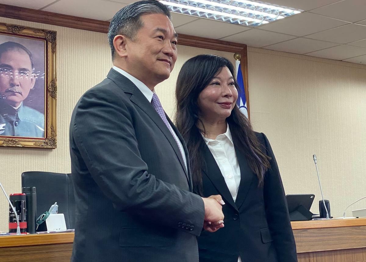 民進黨王定宇與林憶君(右)當選國防外交委員會召委 圖：林朝億/攝