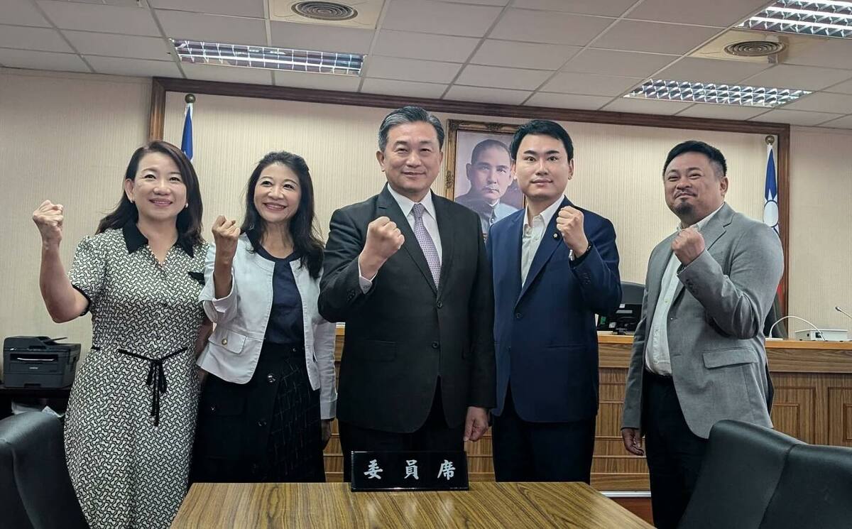 立院外交及國防委員會召委由綠委王定宇、白委林憶君出任。 圖：翻攝自洪申翰臉書