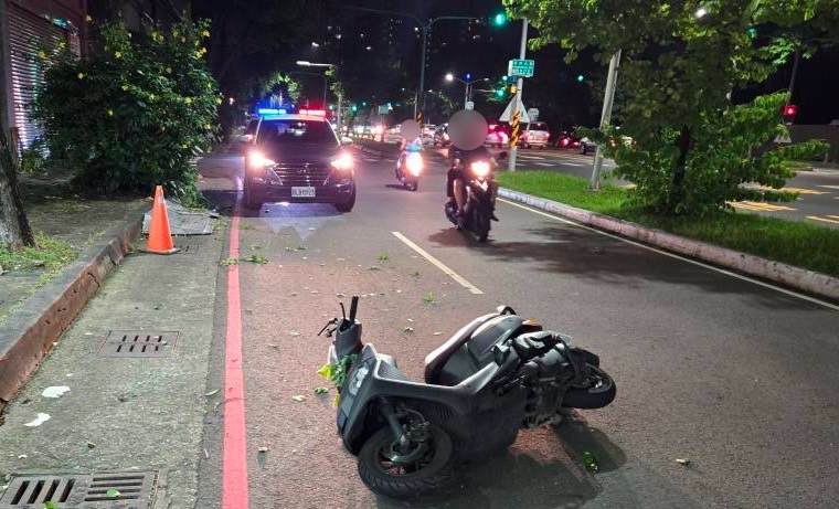 楠梓區德民路車禍，台灣籍騎士摔車倒地受傷送醫。 圖：高市警楠梓分局翠屏派出所提供