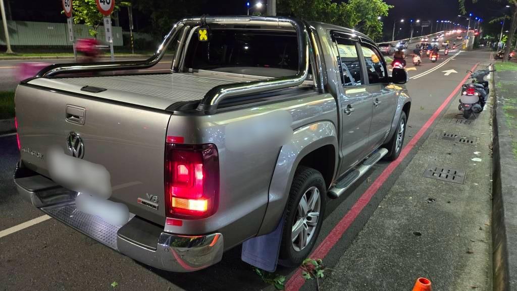 孟加拉籍男子駕駛的工程車肇逃約50公尺才被路人攔下。 圖：高市警楠梓分局翠屏派出所提供