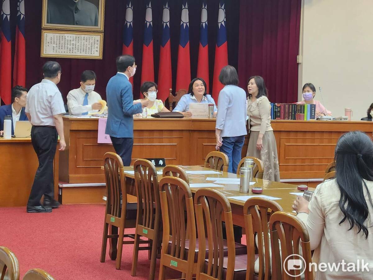 藍綠立委在財政委員會商討召委選舉事宜。 圖：黃建豪/攝