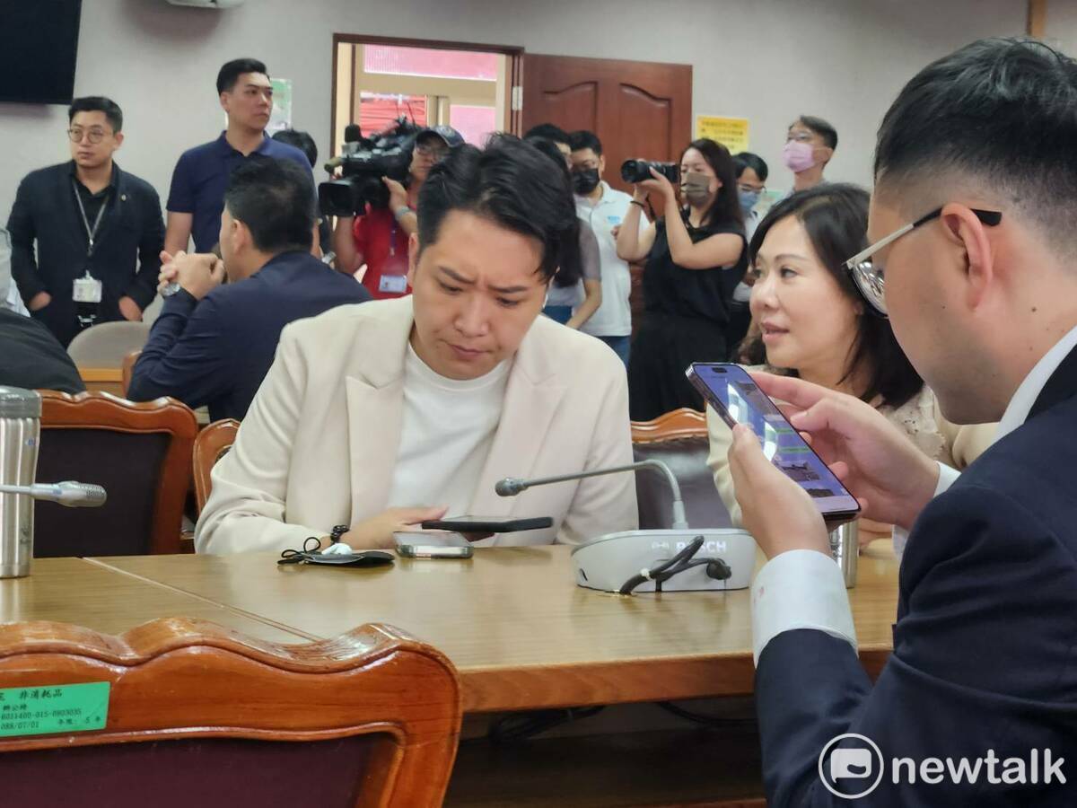 國民黨立委羅廷瑋現身國民黨團幹部就職典禮，臉色沉重，一旁的李彥秀給予鼓勵。 圖：黃建豪/攝