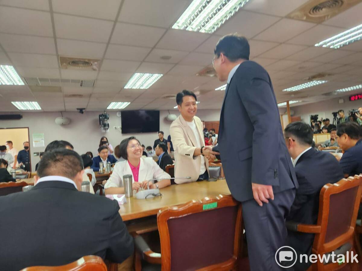 民眾黨立委黃國昌都特地上前替羅廷瑋加油。 圖：黃建豪/攝